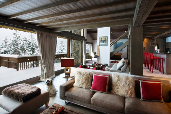 Intérieur confortable du rez - de-chaussée d une maison de campagne avec terrasse couverte de neige