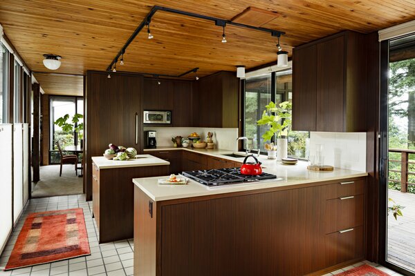Braune Küche mit Holzdecke