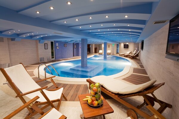 Hermoso interior con piscina y tumbonas