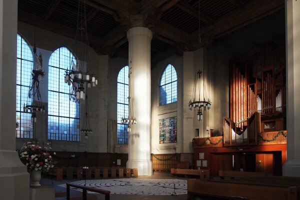 Orgelsaal mit Säulen und Kandelabern
