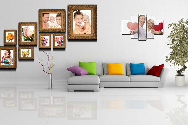 Salon blanc avec beaucoup de photos sur le mur