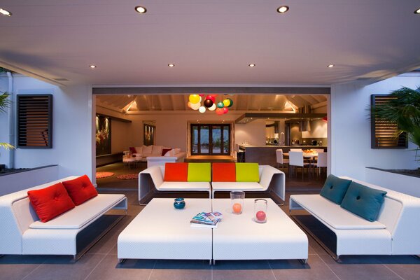 Design del soggiorno con divani bianchi