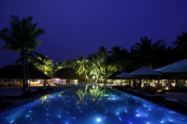 La nuit aux Maldives, la piscine est déserte