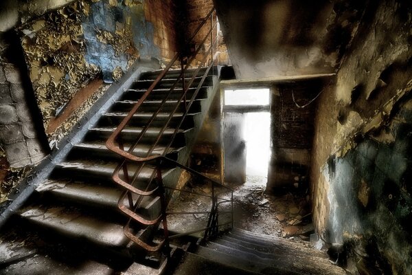 Ancien escalier dans l entrée d un bâtiment délabré