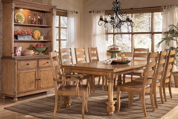 Sala da pranzo carina con mobili in legno
