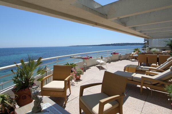 Terrasse der Villa mit Meerblick