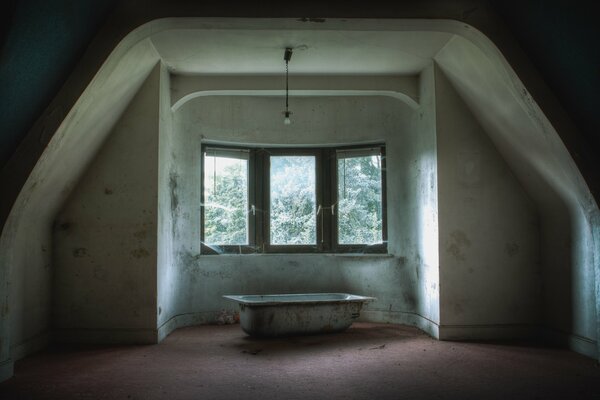 In einem verlassenen Haus steht eine Badewanne am Fenster