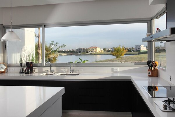 Cucina di design con vista sul fiume