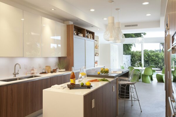 Finestre panoramiche che espandono lo spazio della cucina