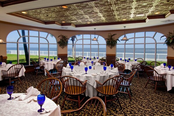 Interior del Restaurante con vistas al mar