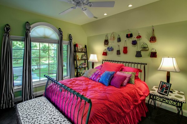 Przytulna sypialnia dla dziewczynki w kolorze pistacjowym