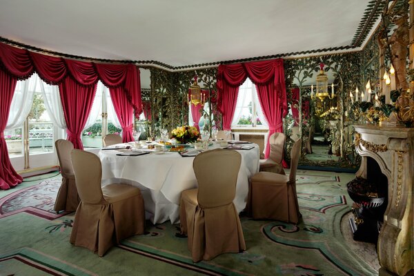 Interno della sala da pranzo della villa