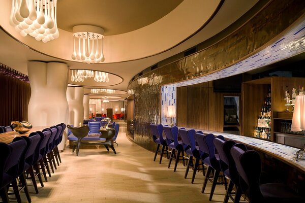 Intérieur d un restaurant de luxe avec un long bar et des luminaires futuristes