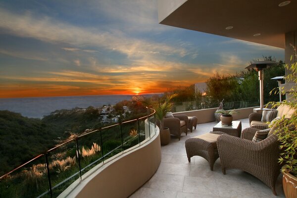 Terrazza con sedie di vimini al tramonto