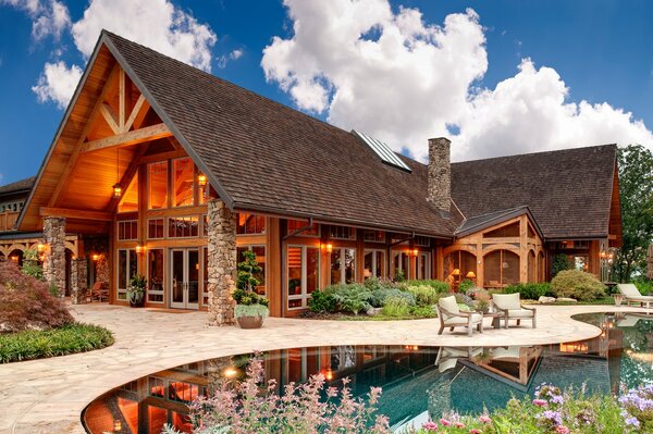 Maison en bois avec des comptoirs en pierre