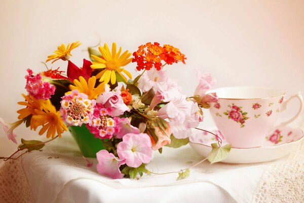 Tasse mit Serviette und Blumenstrauß mit elena di guardo