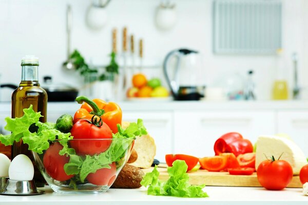 Cocinar ensalada de diferentes tipos de verduras