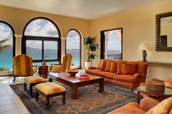 Sala de estar lujosamente amueblada en una mansión rústica frente al mar