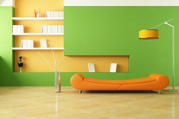 Orange Sofa auf dem Hintergrund der grünen Wand