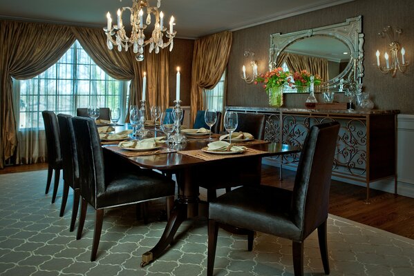 Salle à manger avec mobilier sombre et grand lustre