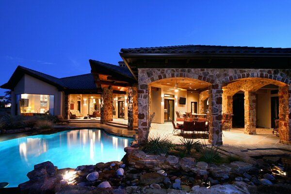 Exterior de la casa con Terraza y columnas de piedra