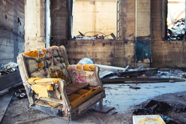 Ein Zimmer in einem verlassenen Haus. zerfallener Stuhl