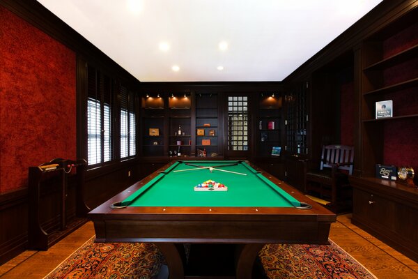 Salle brune avec table de billard