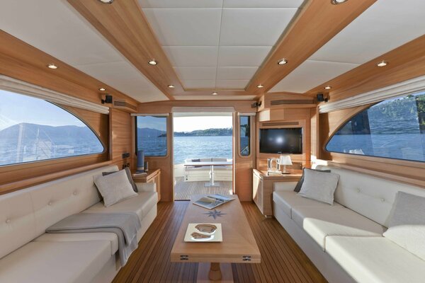 Appartements de luxe sur un yacht en mer