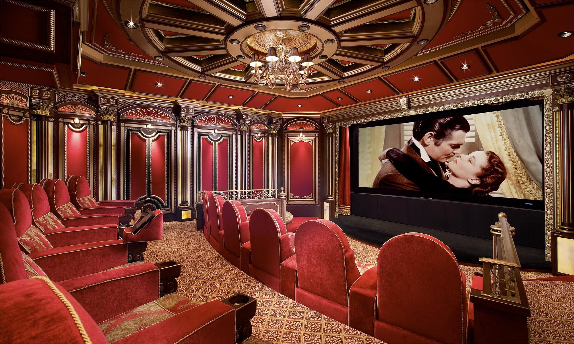 intérieur maison cinéma fauteuils écran lustre