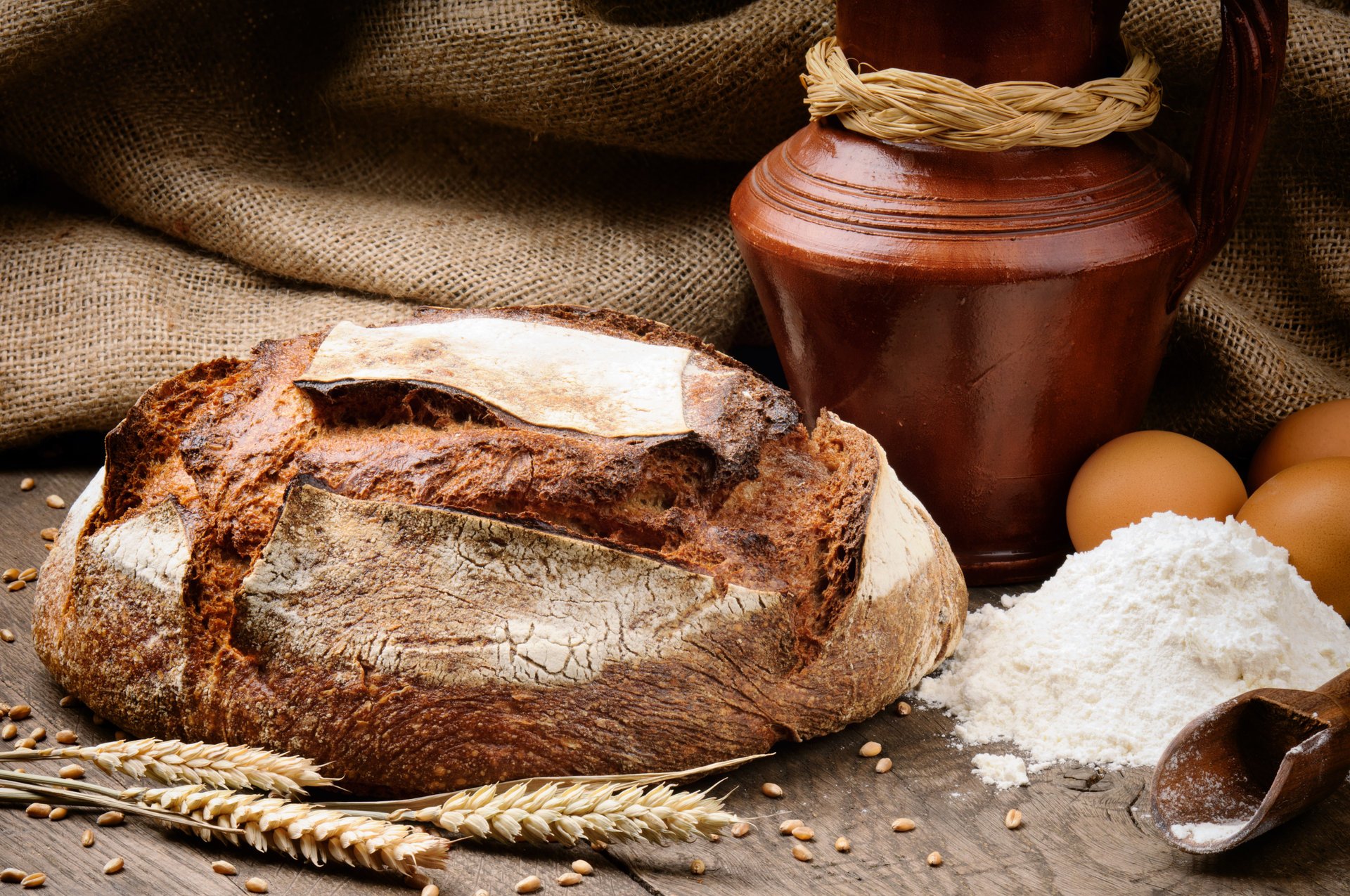 tisch brot getreide mehl eier krug