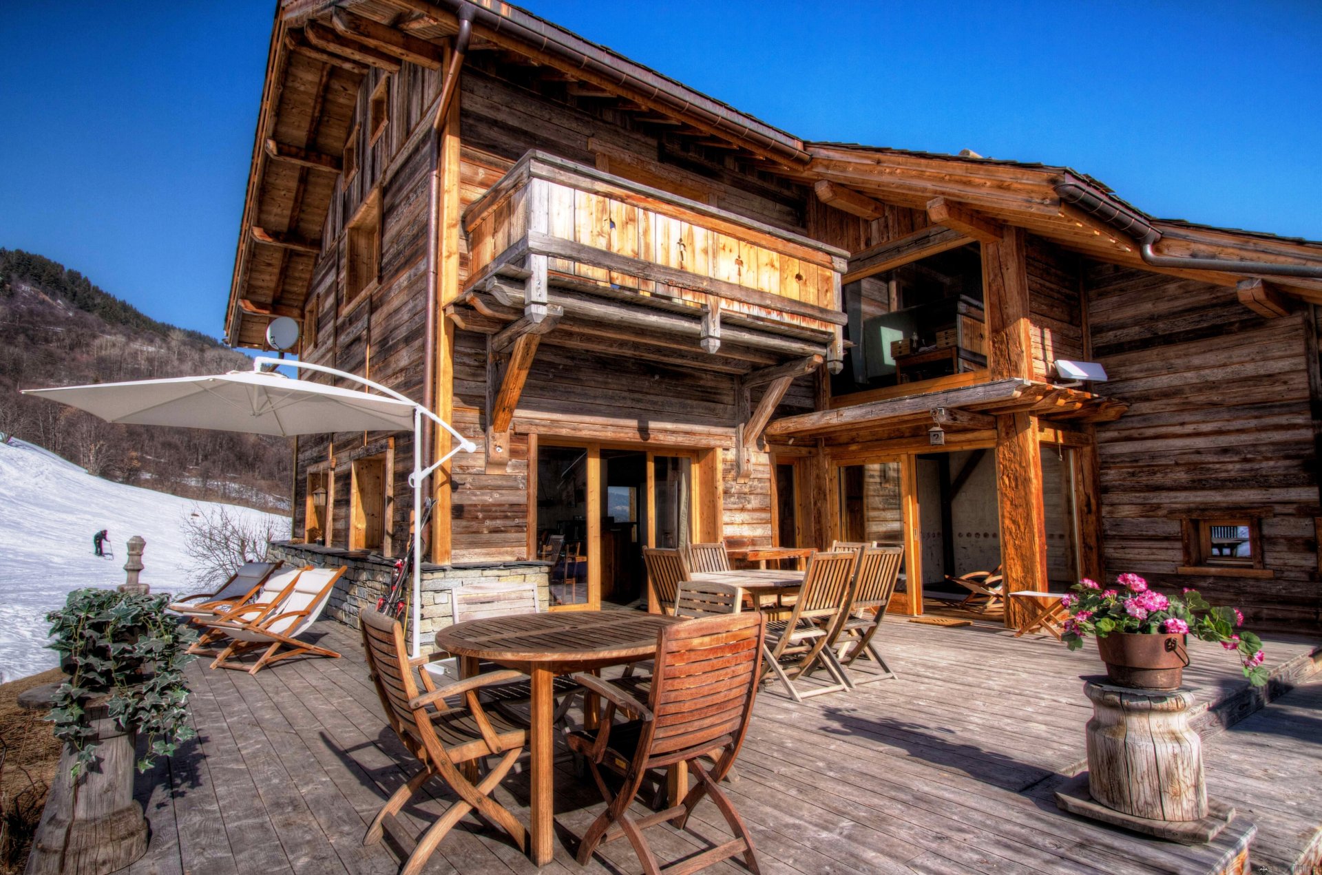 intérieur en bois maison table chaises. chaises longues hiver neige fleurs