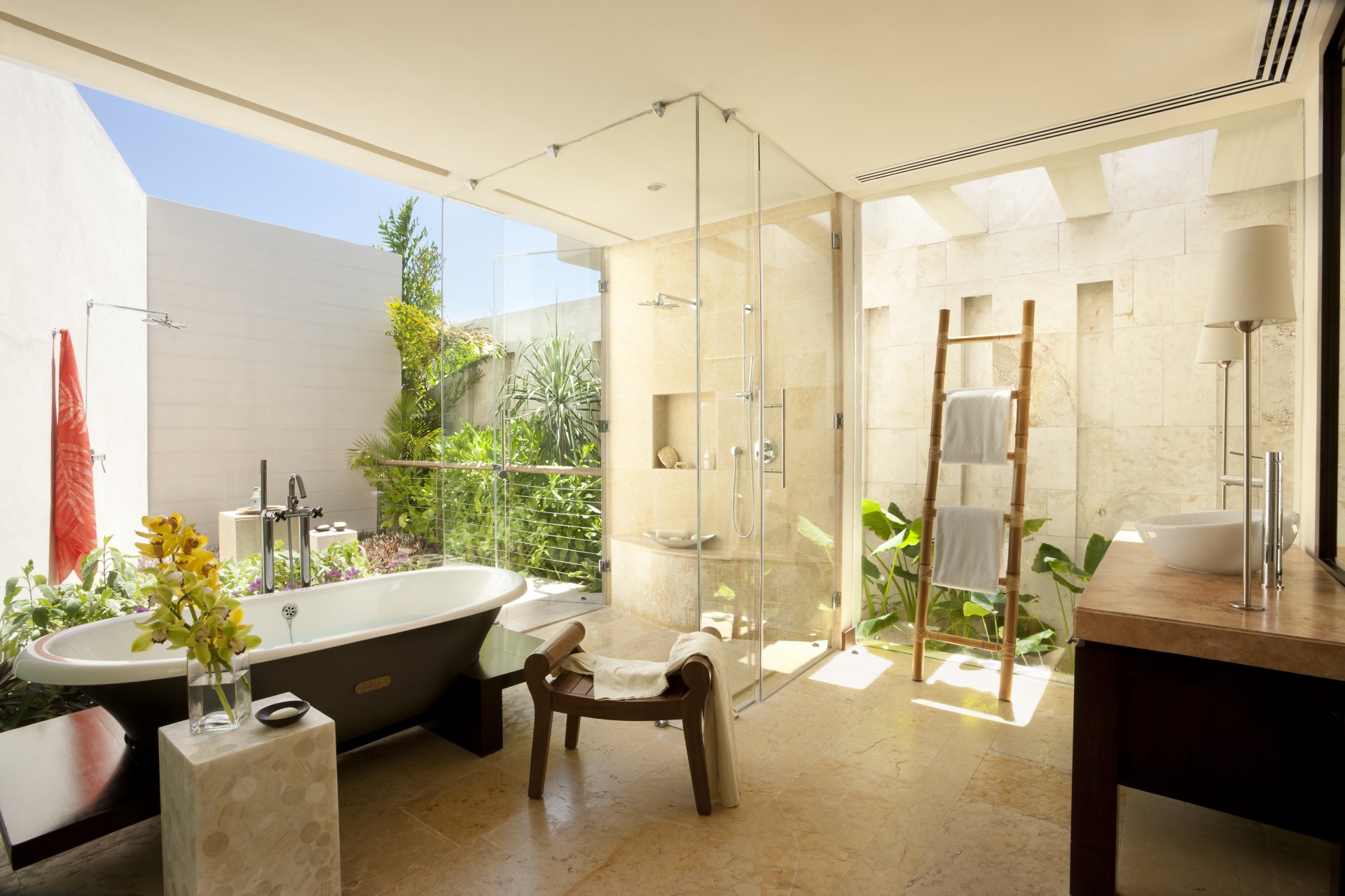 intérieur design salle de bain salle de bain douche évier carrelage serviettes fleurs plantes