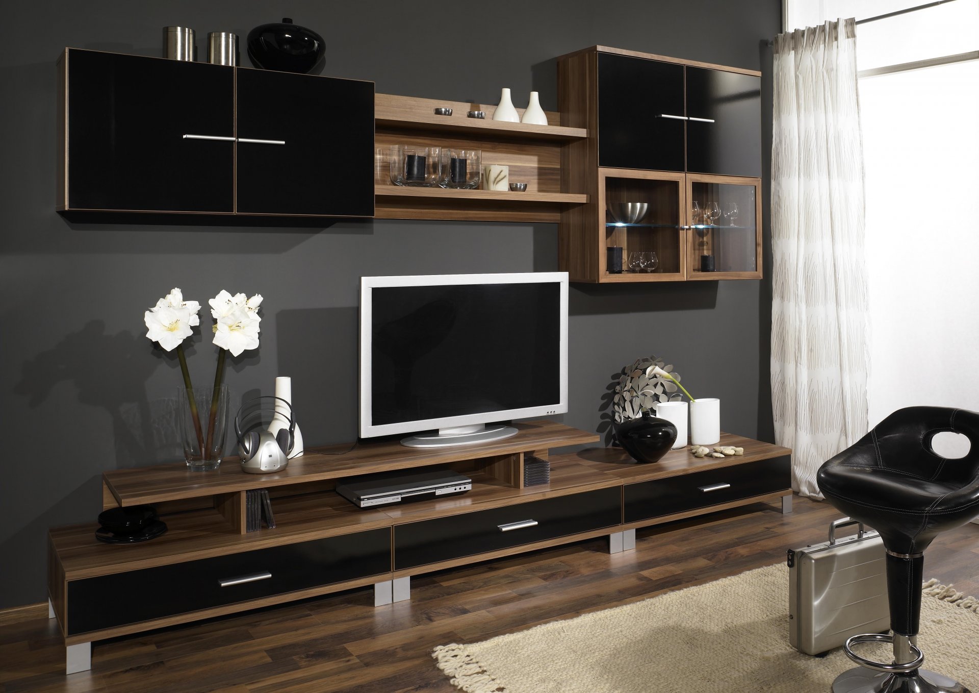 interieur design zimmer möbel schrank wand fernseher holz braun