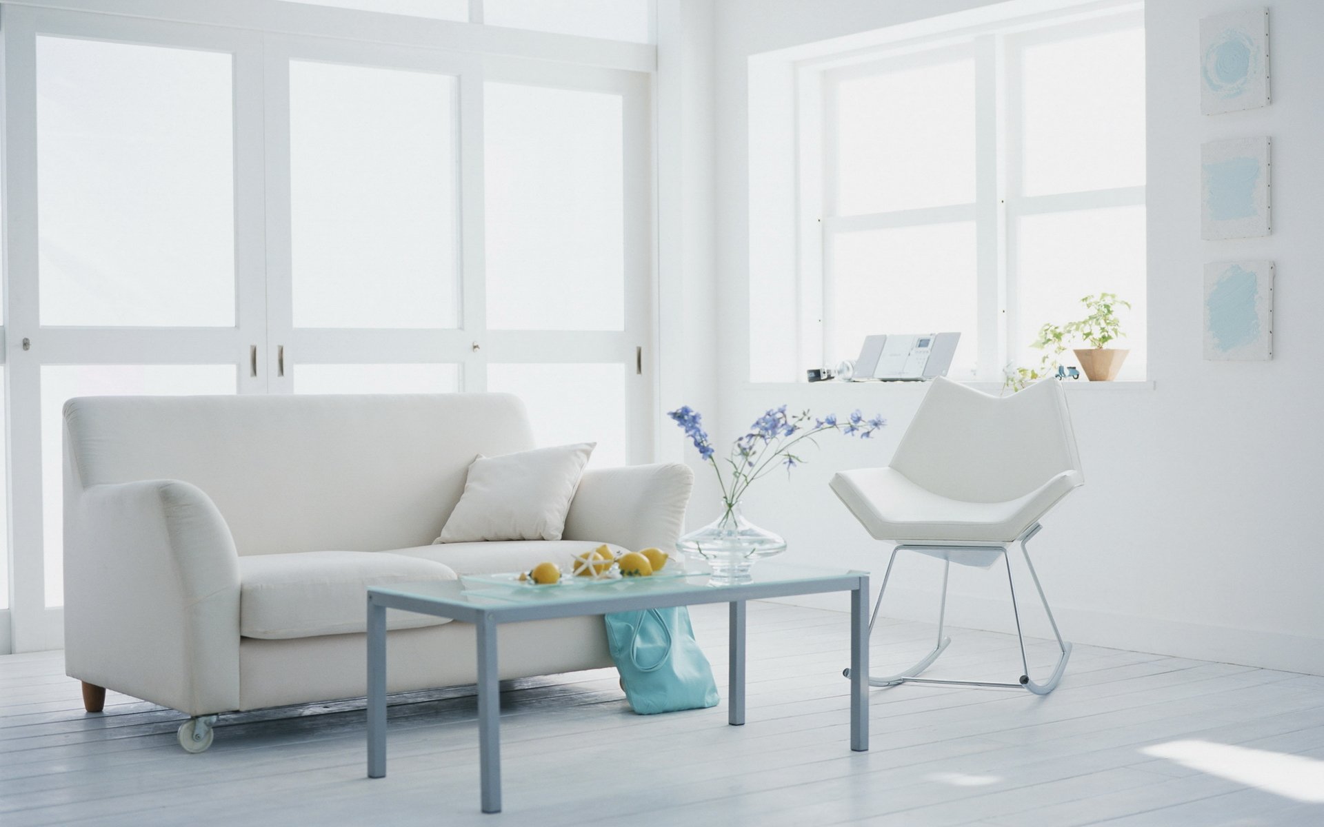 wnętrze pokój mieszkanie design styl biały fotel sofa rośliny kwiaty