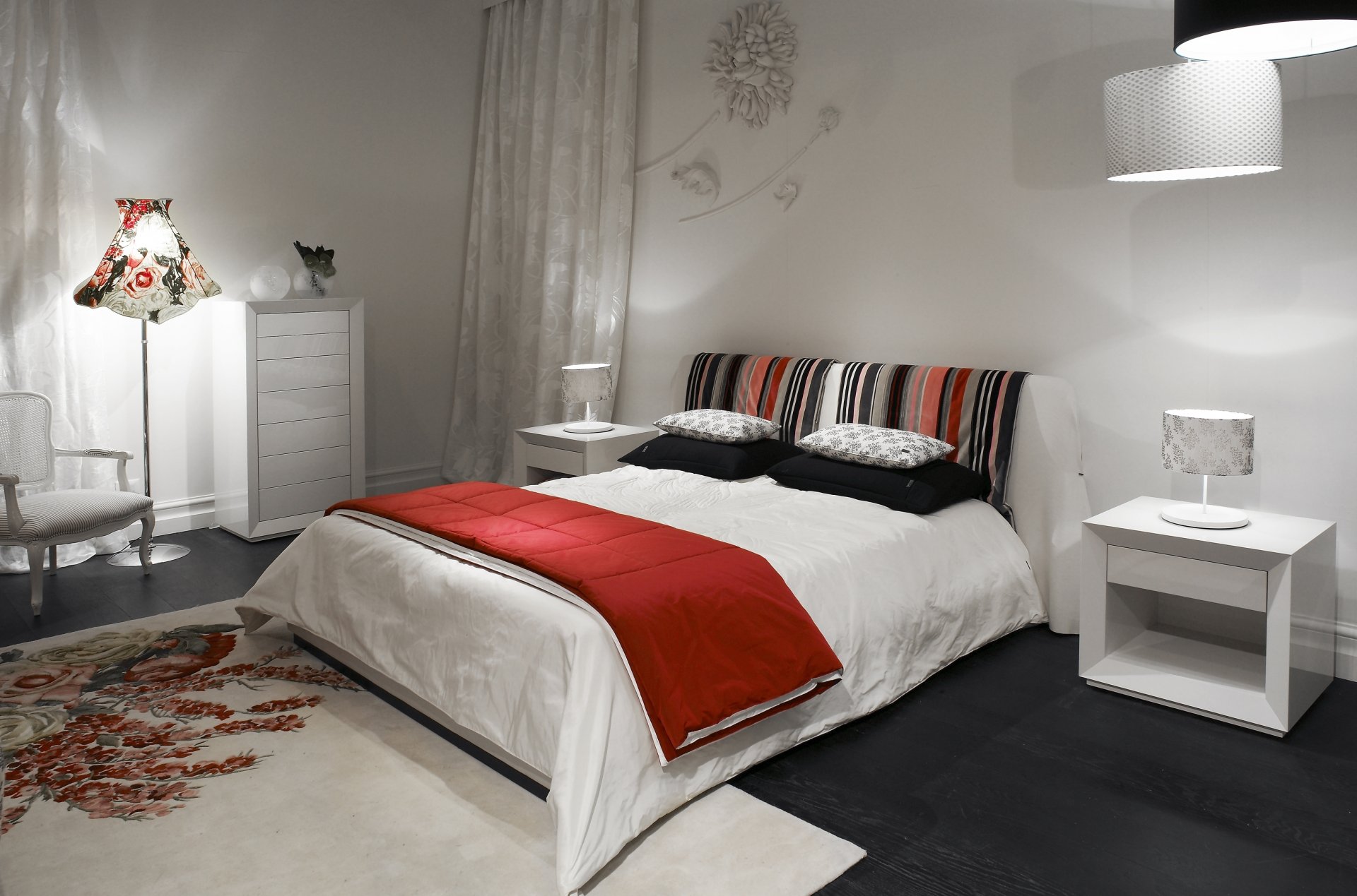 cama dormitorio blanco rojo. kenzo