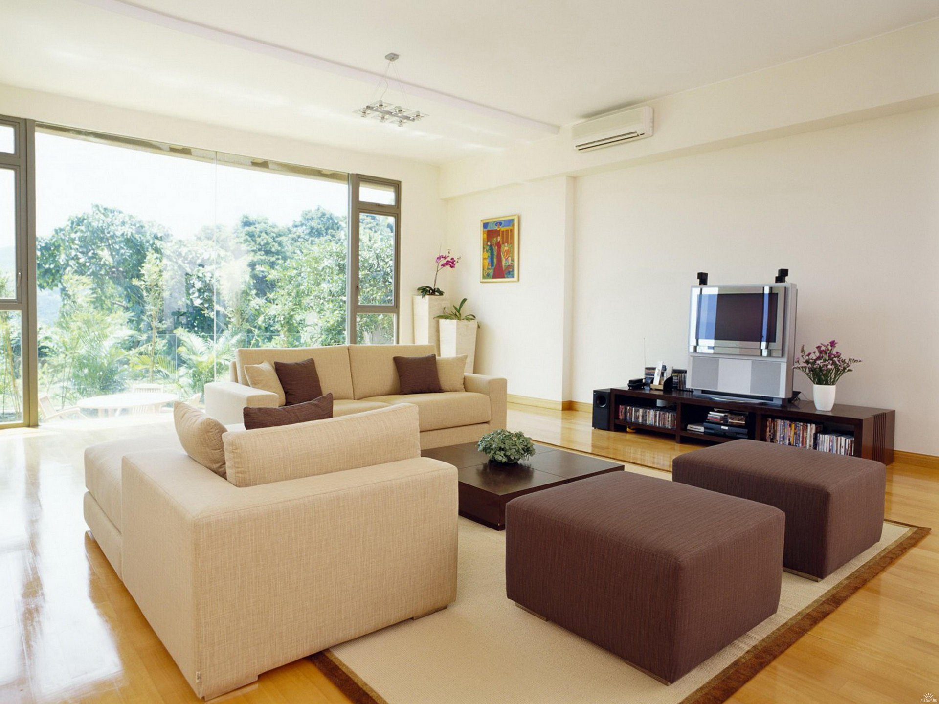 interior habitación apartamento sofá sillón ventana cojín tv plantas florero flores árboles hojas