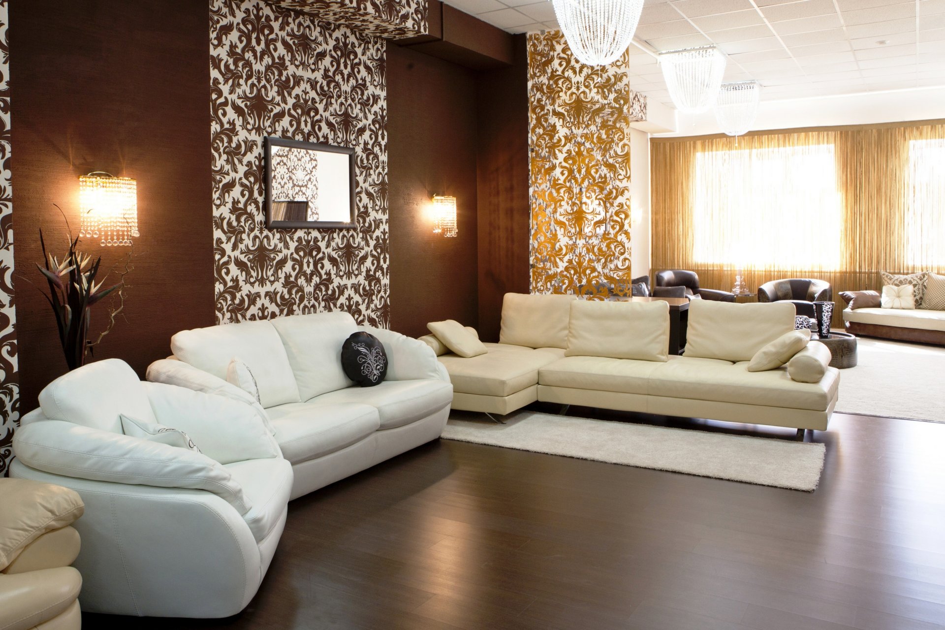 interior estilo diseño beige marrón sala de estar sofá blanco sillón cojines lámparas parquet madera