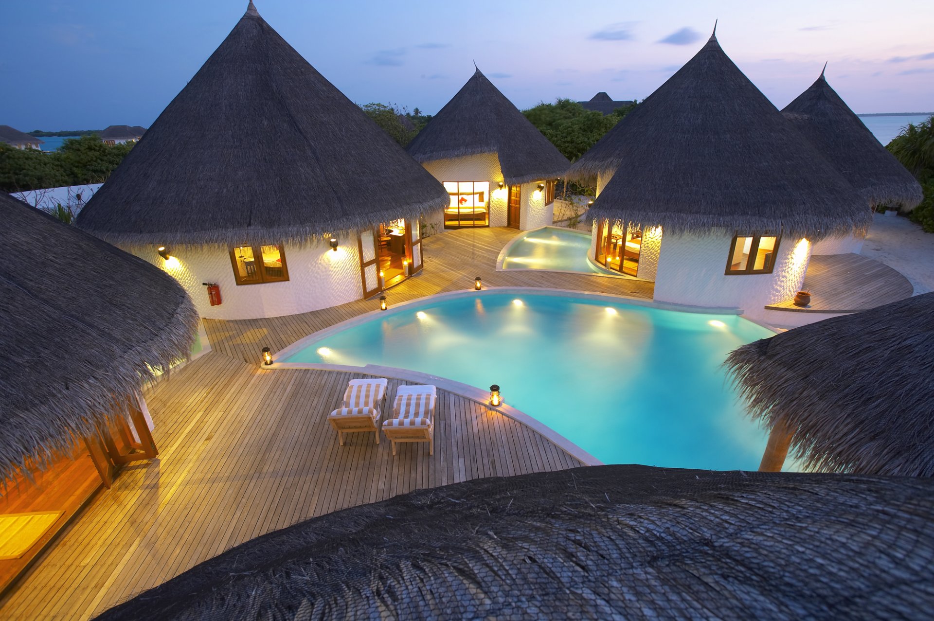 maisons piscine lumière transats bougies meubles mer île