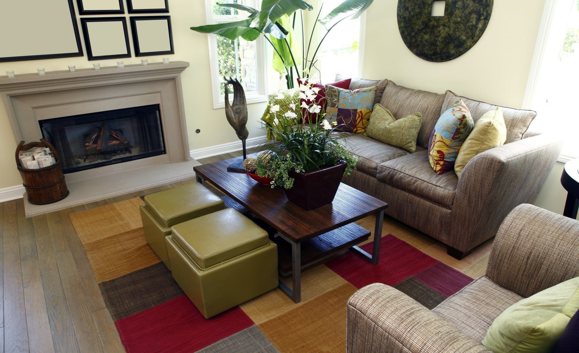 intérieur chambre appartement design style canapé fauteuil coussins plante table fleurs feuilles confort espace