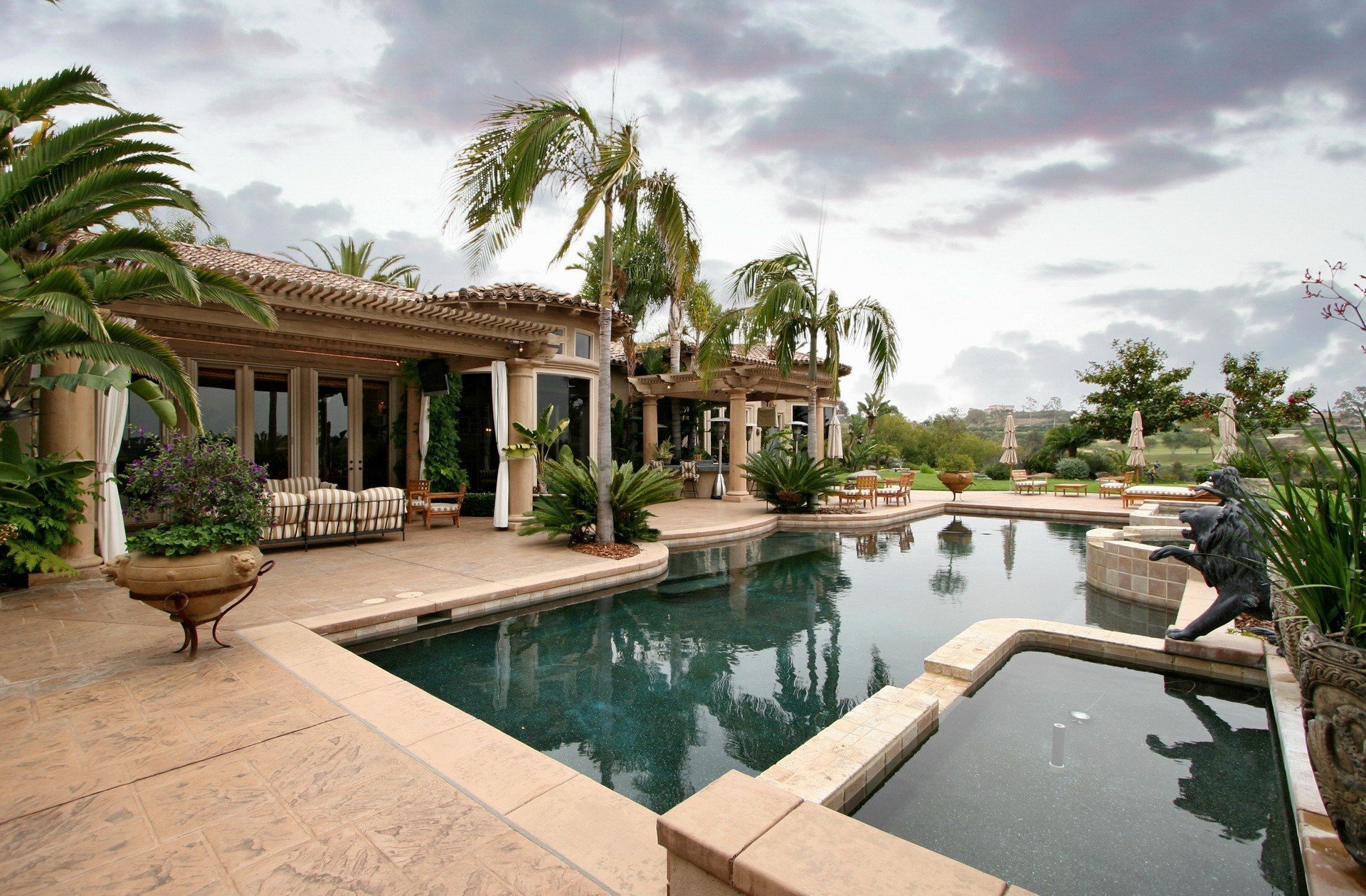 intérieur style design piscine eau palmiers nuages