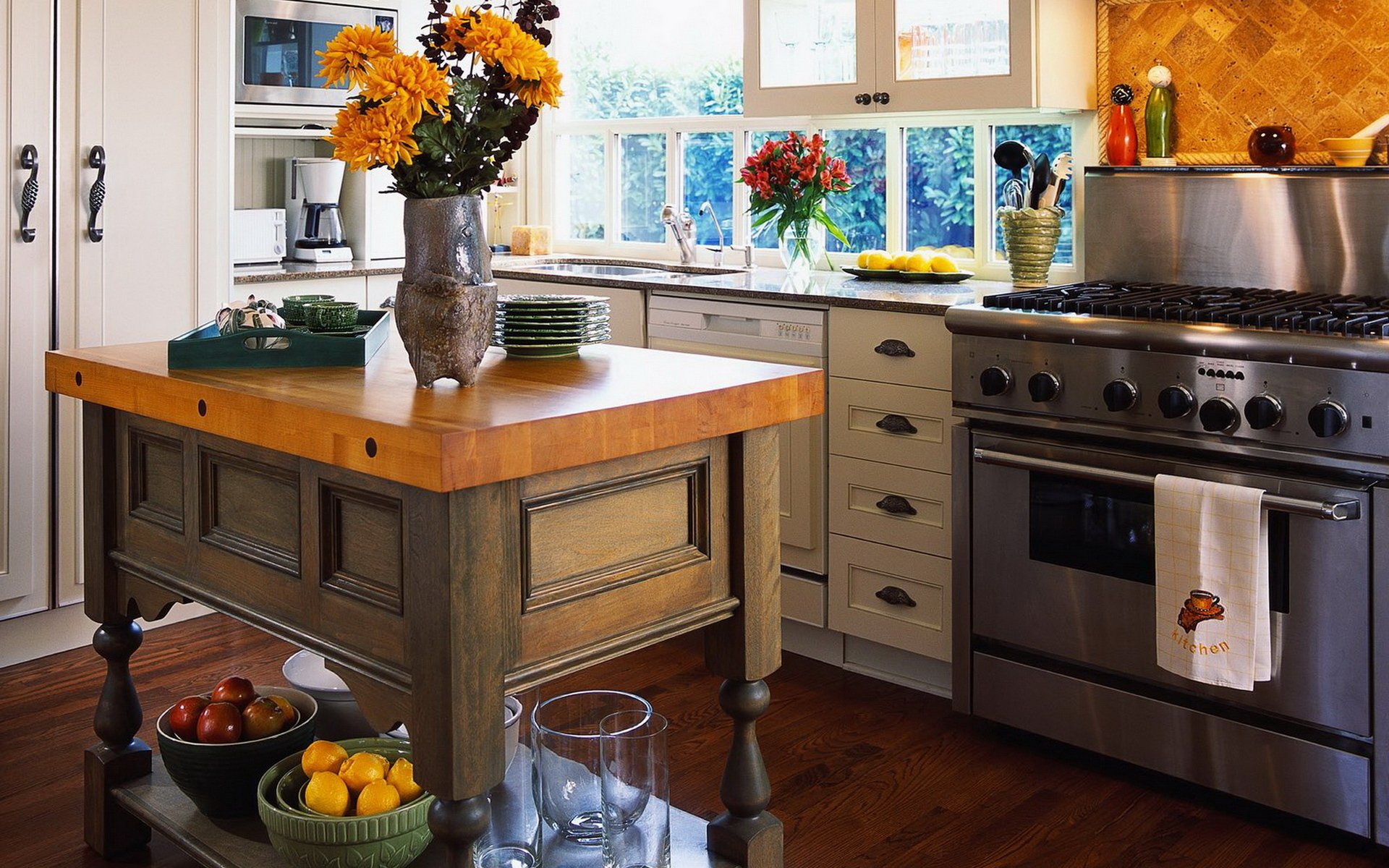 interior estilo cocina estufa mesa flores vajilla