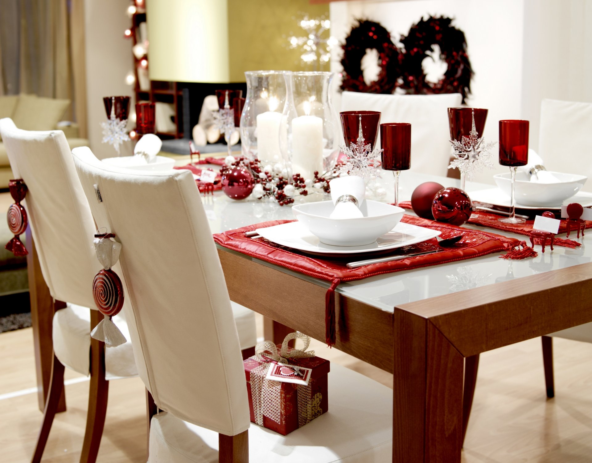 año nuevo interior elegante diseño estilo hermoso blanco y rojo decoración decoración mesa velas copas de vino regalo bolas copos de nieve habitación