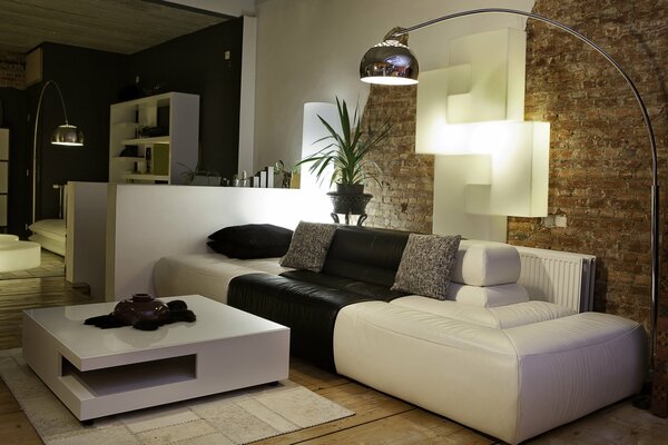 Interior de la habitación en blanco y negro