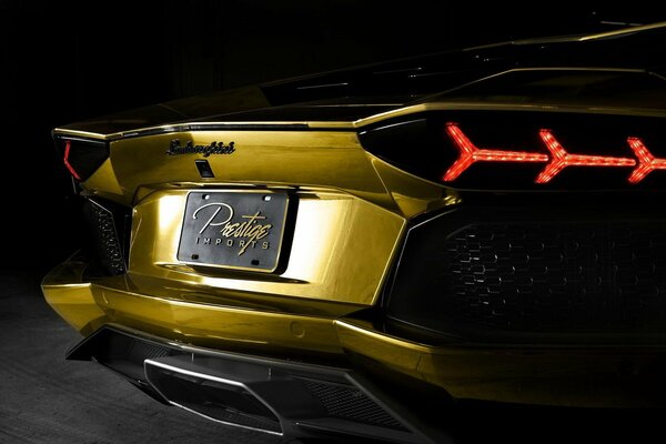 Lamborghini aventador color oro