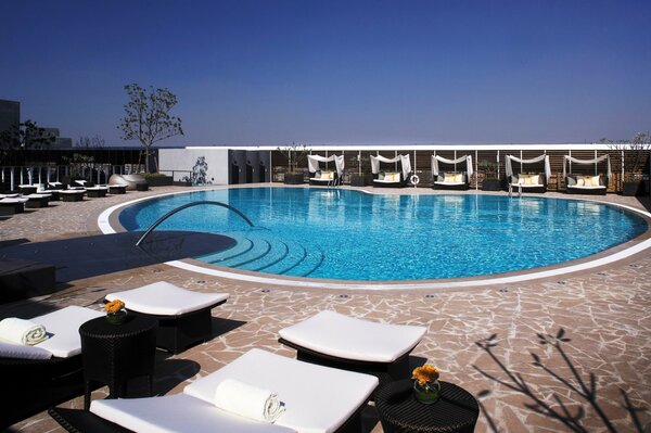 Intérieur de la piscine bleue en vacances