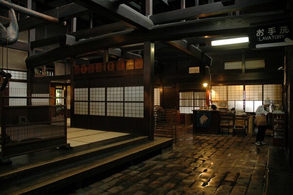 Casa japonesa vista desde el interior con habitaciones privadas