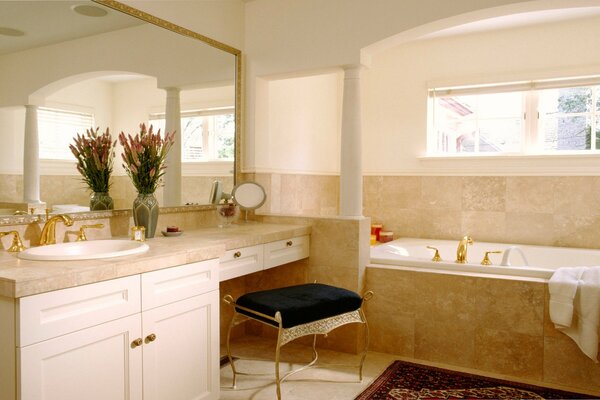 Das Design des hellen Badezimmers im Haus