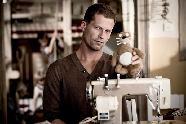 Til Schweiger tient un jouet