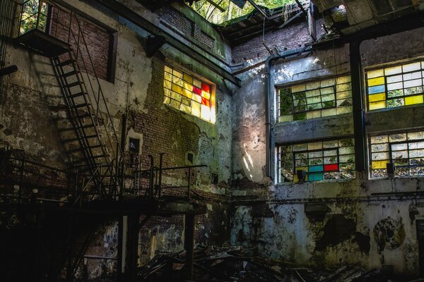 Bâtiment abandonné avec des débris colorés