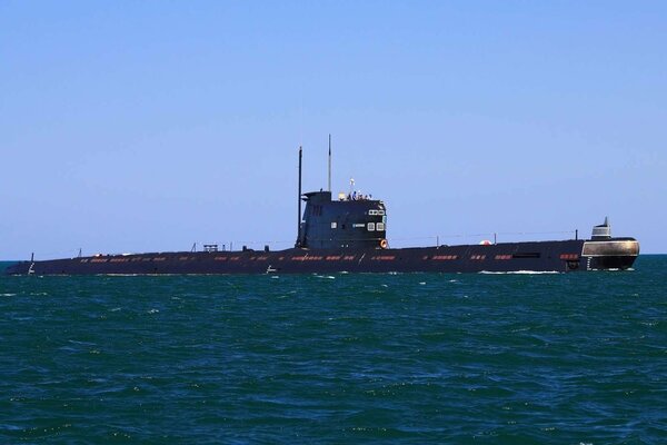 Okręt podwodny, okręt podwodny na powierzchni oceanu